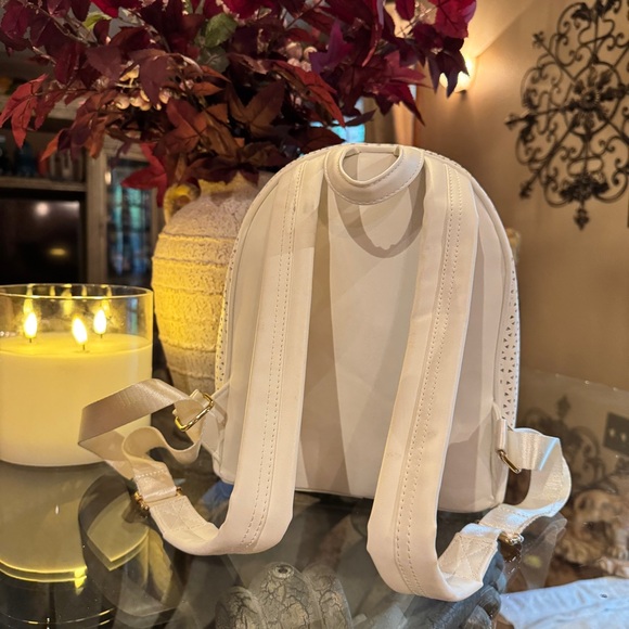 Disney Winnie the Pooh Perforated Backpack - Picture 4 of 8